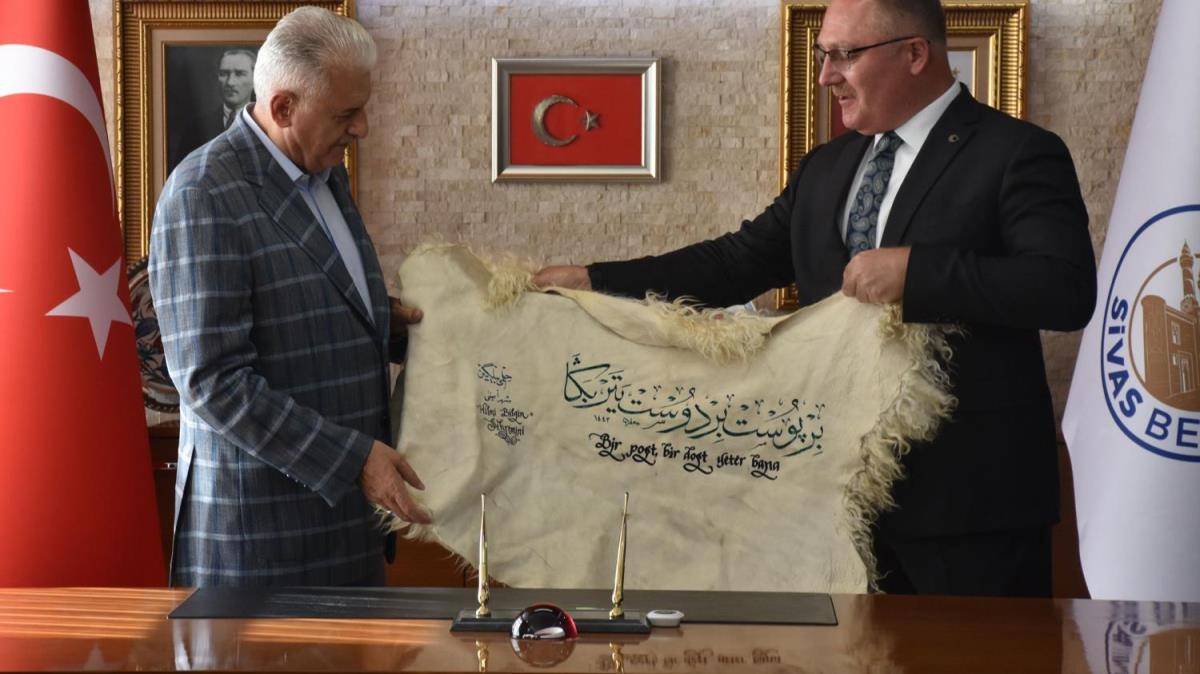 AK Parti Genel Başkan Vekili Yıldırım'a 'Bir post, bir dost yeter bana' yazılı hediye