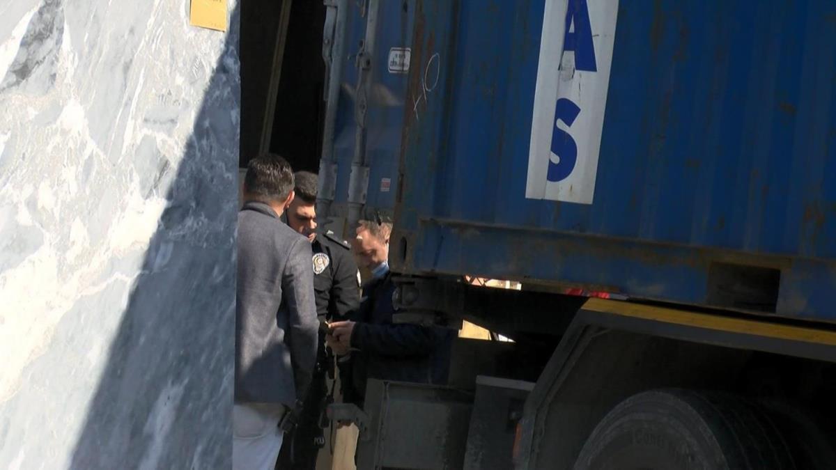 Mermer blounun altna kalarak can verdi