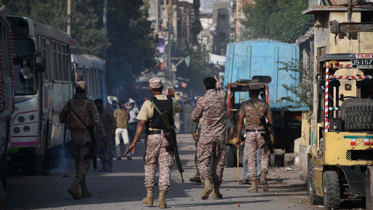 Pakistan'da protestocularn slamabad'a ulamasn engellemek iin hendek kazld