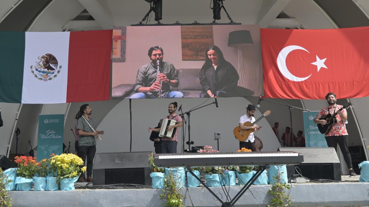 Yunus Emre Enstits, Meksikal mzikseverleri Trke konserde bir araya getirdi 