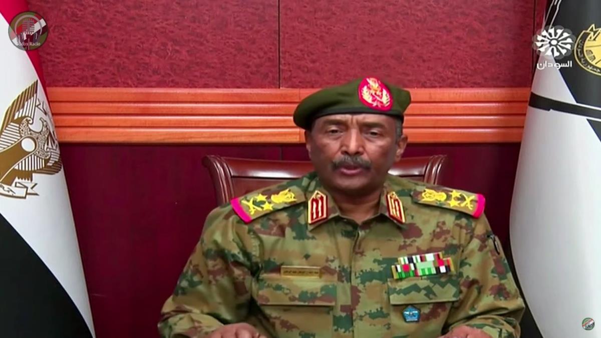 Sudan ordusu komutan Abdulfettah el-Burhan, Babakan Hamduk'un gvenlii iin kendisiyle beraber olduunu aklad