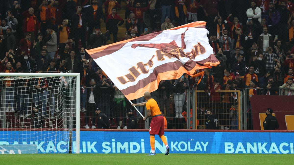 Galatasaray tribnlerinden Marcao'ya destek
