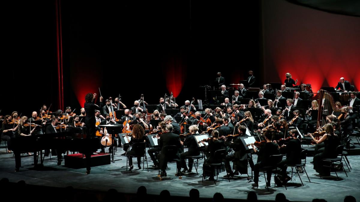 Londra Filarmoni Orkestras, AKM'de mzikseverlerle bir araya geldi 