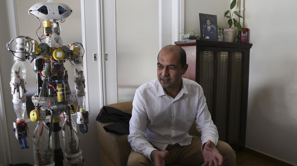 Afgan mlteci Karimi, rettii robotla gmenlerin kapasitesini gstermek istiyor