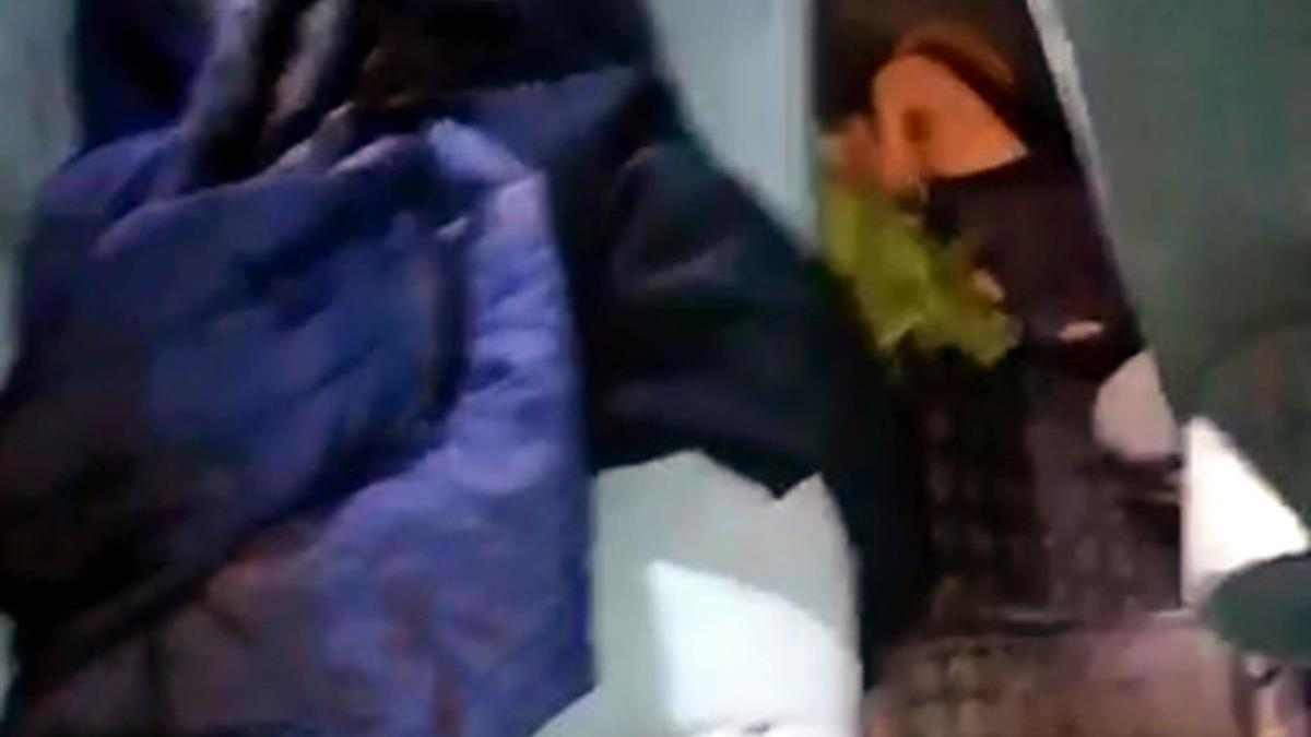 Arkadan baklad, sokak kpeklerinden kaarken polise yakaland 