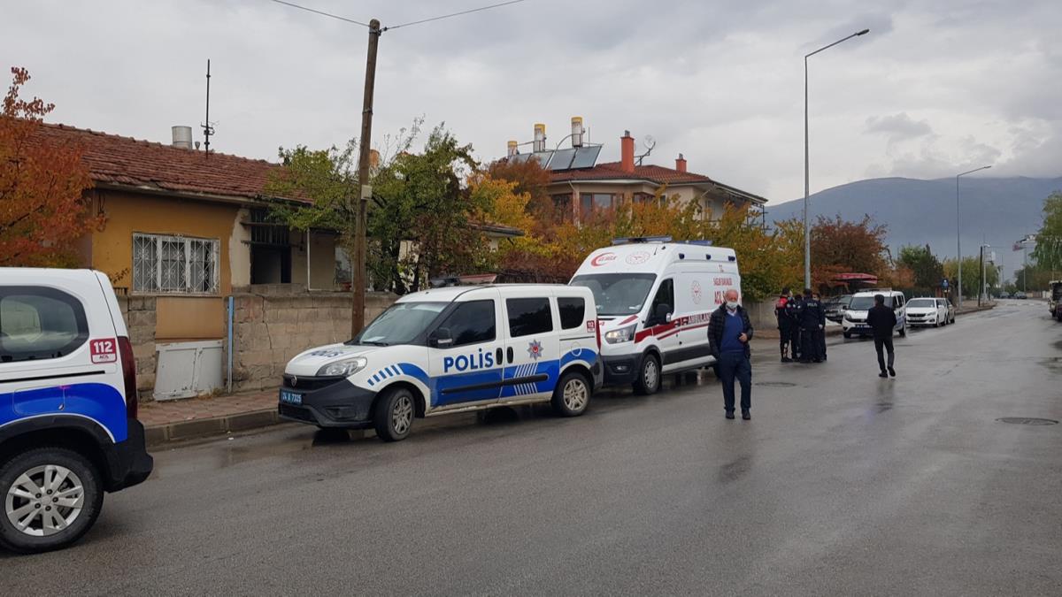 Arkadalar ihbar etti! Evinde cesedine ulald 