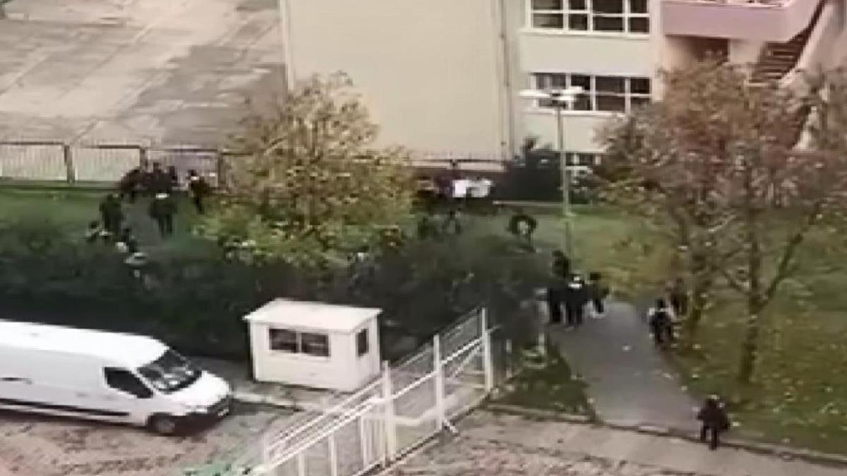 Beylikdz'nde liseliler tekme tokat kavga etti