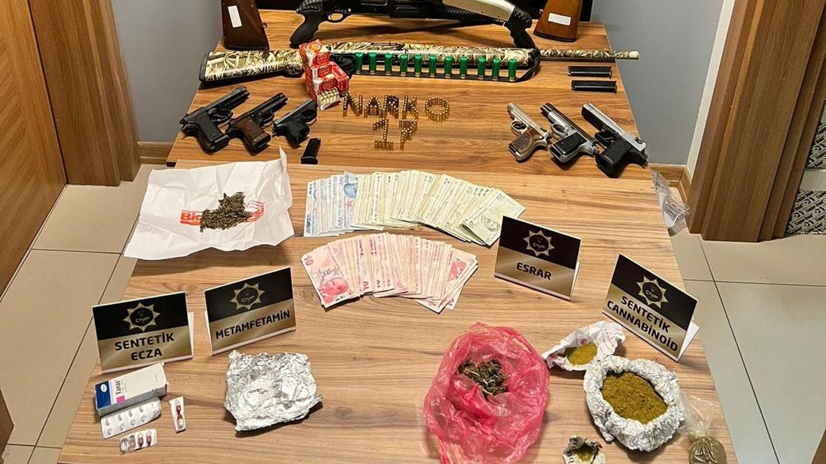 Zehir tacirlerine operasyon: 49 gzalt
