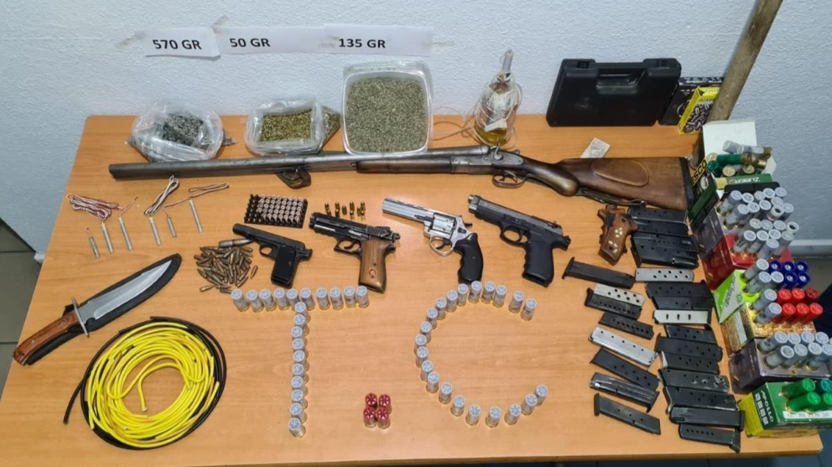 Polis baskn yapt, evinden 'cephanelik' kt