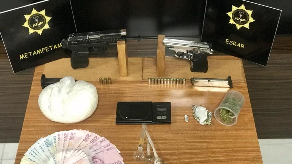 Zehir tacirlerine operasyon: 8 gzalt