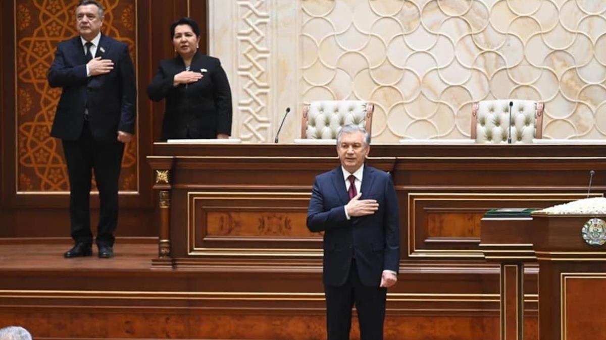 Mirziyoyev, yemin ederek grevine balad