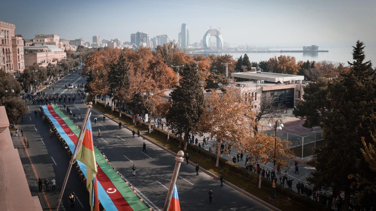Azerbaycan'n Karaba zaferinin 1. ylnda binlerce kii Bak'de yrd