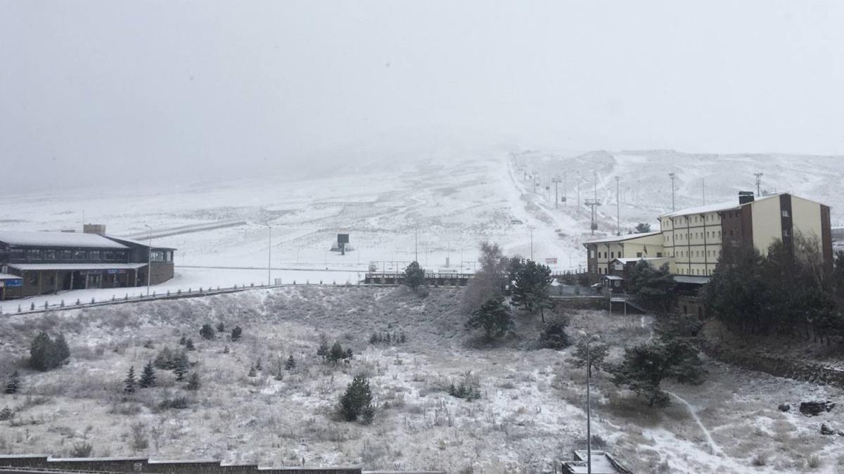Trkiye'nin nemli kayak merkezine yln ilk kar dt