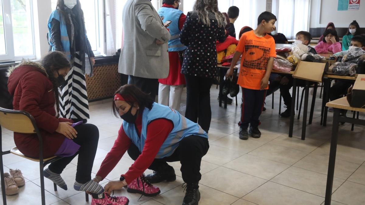 Gurbeti kadnlardan sel blgesindeki ocuklara yardm