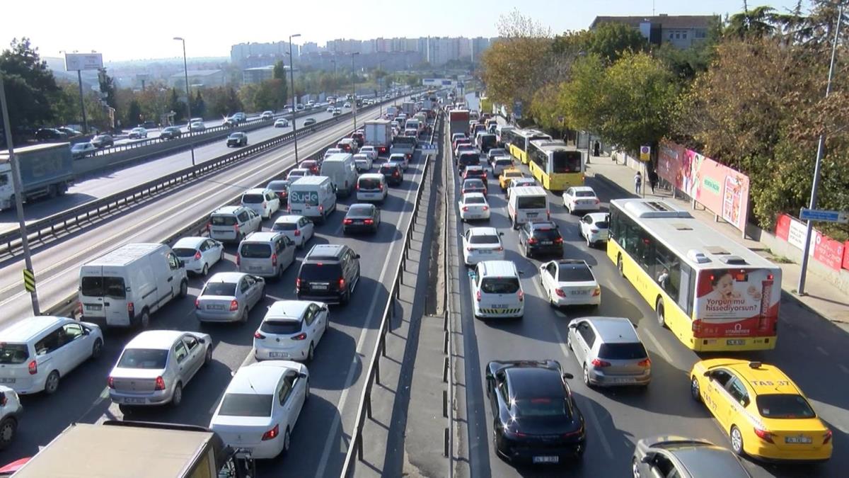 stanbul'da zincirleme trafik kazas: D-100'de trafik kilitlendi