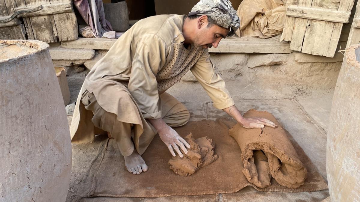 Afganistan'da tandr ustalar ekmeklerini topraktan kartyor: Geleneksel yntemlerle retiliyor