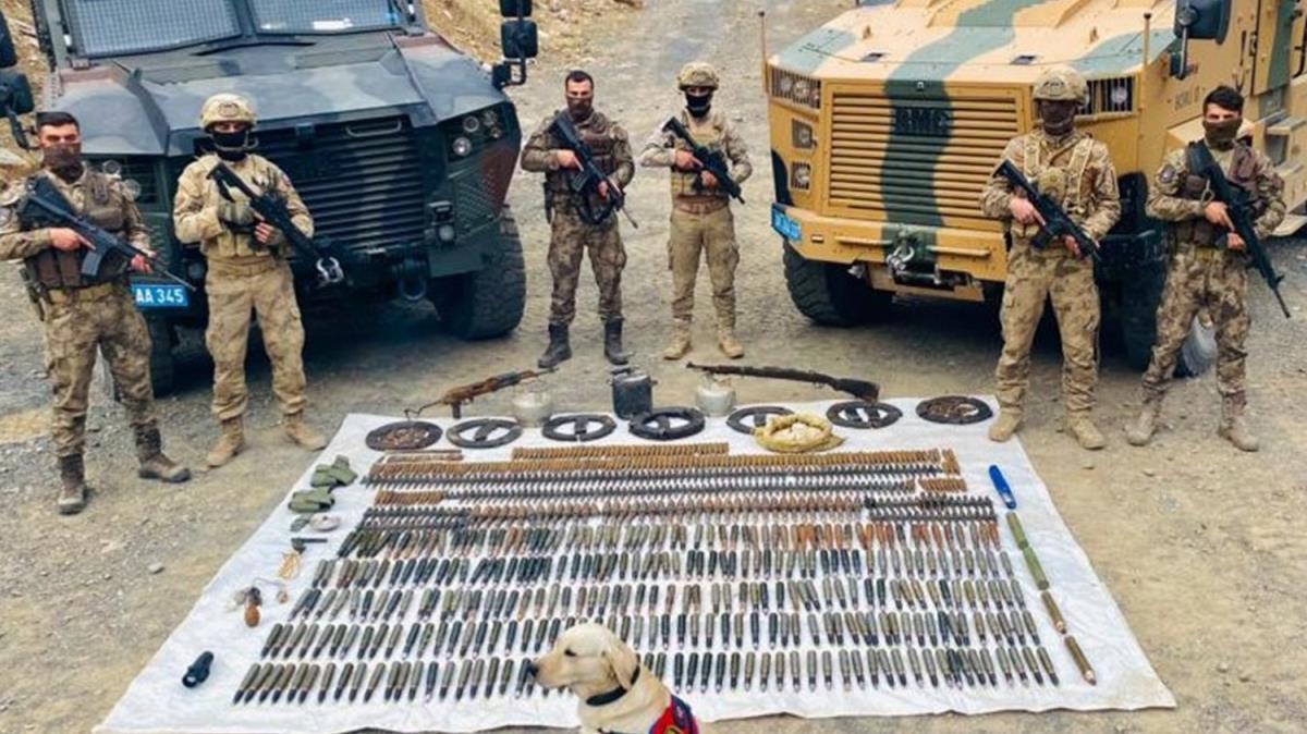 Hakkari'de PKK'ya ynelik operasyonda maaralara gizlenmi silah ve mhimmat yakaland