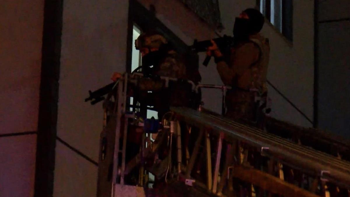 Evini yakmak istedi, zel harekat polisleri etkisiz hale getirdi