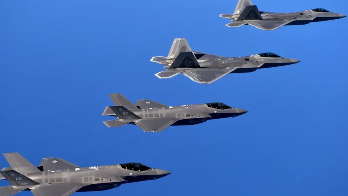 F-22 Raptor, en gelimi F-35'leri it dalanda eziyor! te nedeni...