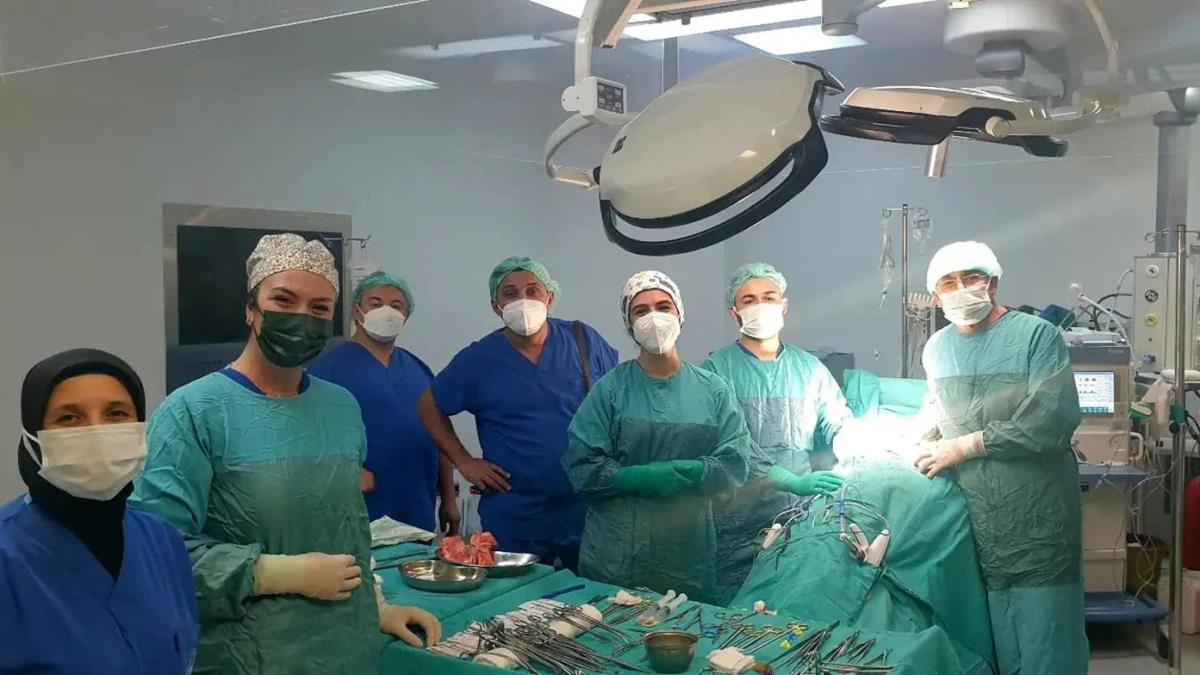Trkiye'de ilk: 6 saatlik ameliyatta, 8 organ karlan hasta uyutulmad 