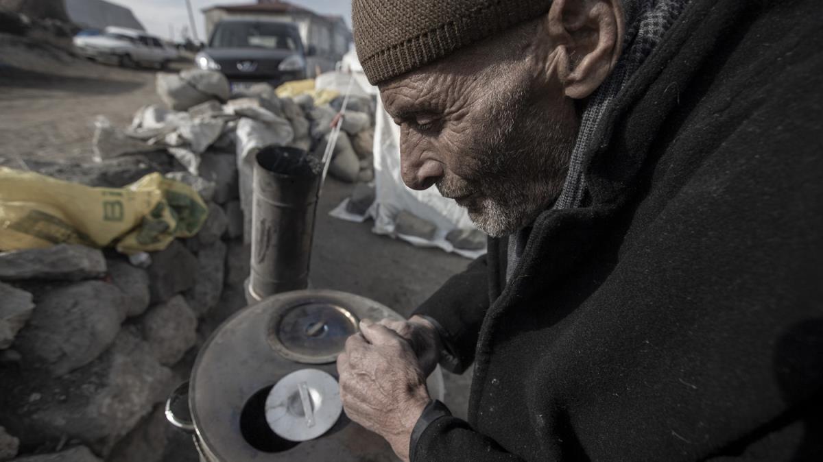 5.1 byklndeki depremin ardndan Erzurumlular geceyi scak adrlarda geirdi