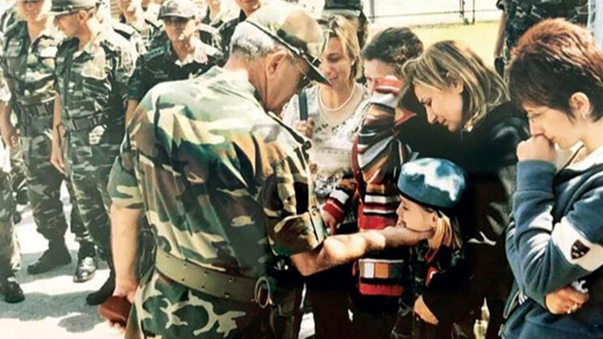 Trkiye onu o fotorafla tanmt: Babacm sen rahat uyu, braktn bayra ben devraldm