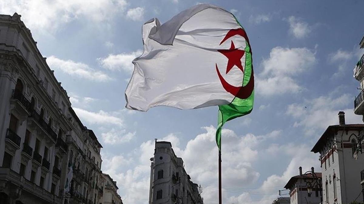 Cezayir Savunma Bakanl duyurdu: Uluslararas ebeke kertildi
