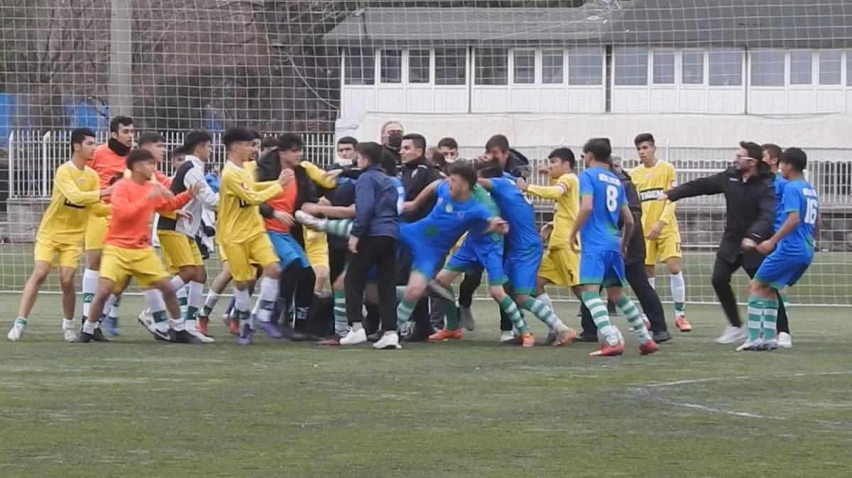 Genler Ligi'nde futbolculardan tekmeli, yumruklu kavga!