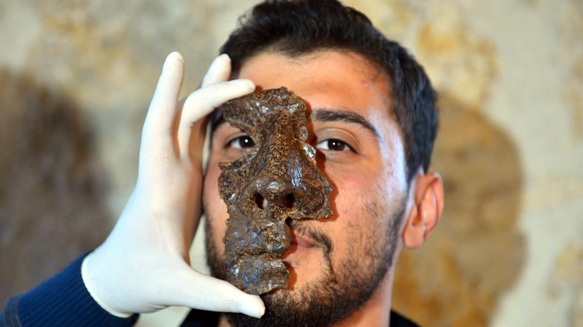 Hadrianaupolis Antik Kenti'nde heyecanlandran keif: 1800 yllk demir maske bulundu