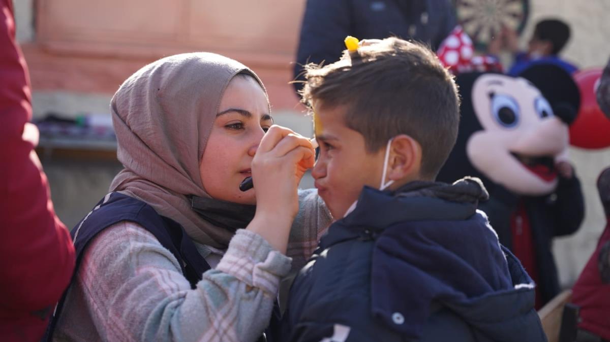 Gnll genler Erzurum'daki depremzede miniklerin yzlerini gldrd