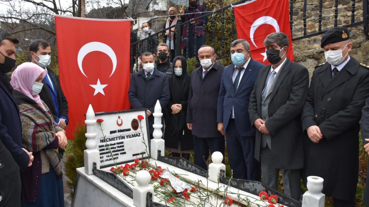 PKK'l terristlerce haince katledilen ehit retmen Necmettin Ylmaz kabri banda anld