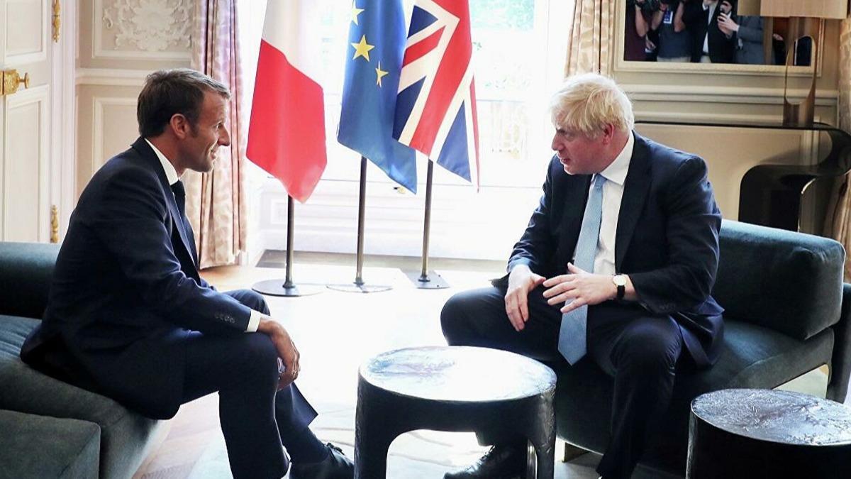 Johnson ve Macron'dan dzensiz gmen grmesi