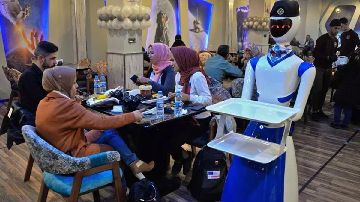 Irak'ta robot garsonlarn hizmet verdii ilk restoran ald