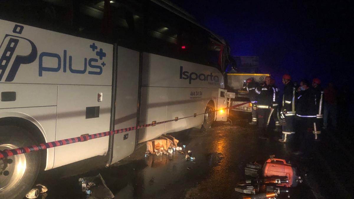 Yolcu otobs kaza yapan trlara arpt, hostes ld, 35 kii yaraland