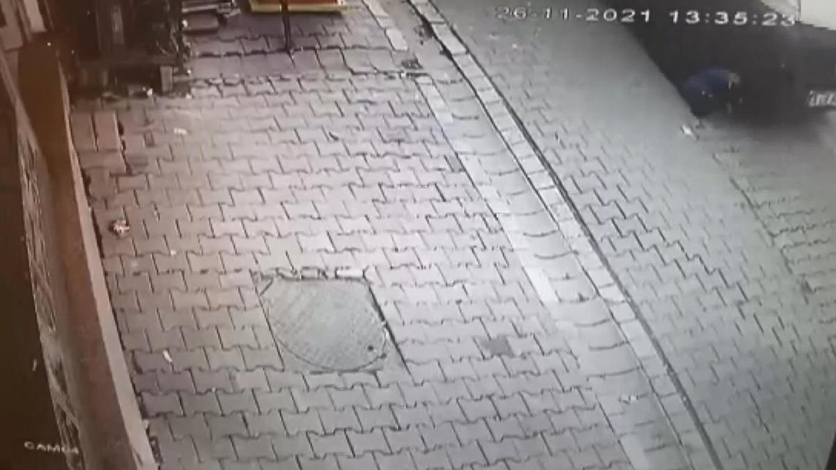 Yrek yakan kaza! 5 yandaki Vedat okul servisinin altnda kald