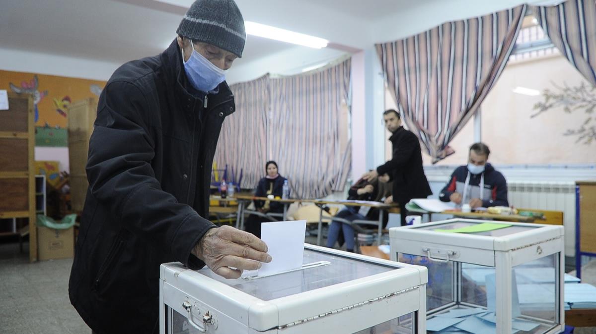 Cezayir'de oy verme ilemi sona erdi