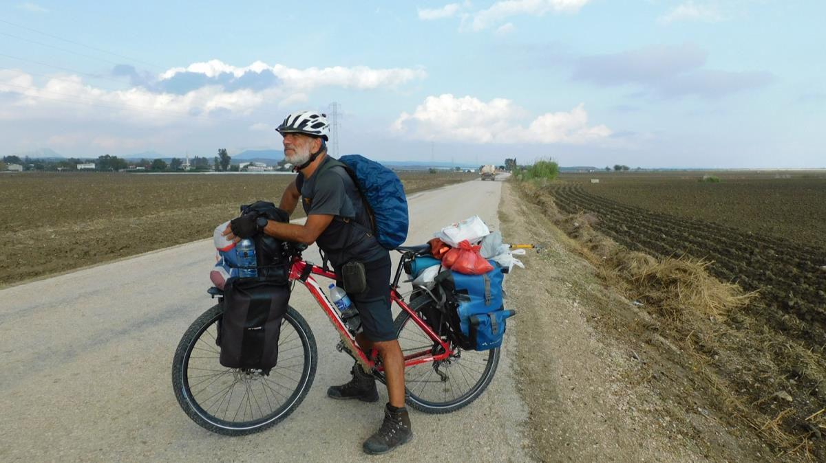 Ege ve Akdeniz sahil eridini bisikletiyle geziyor