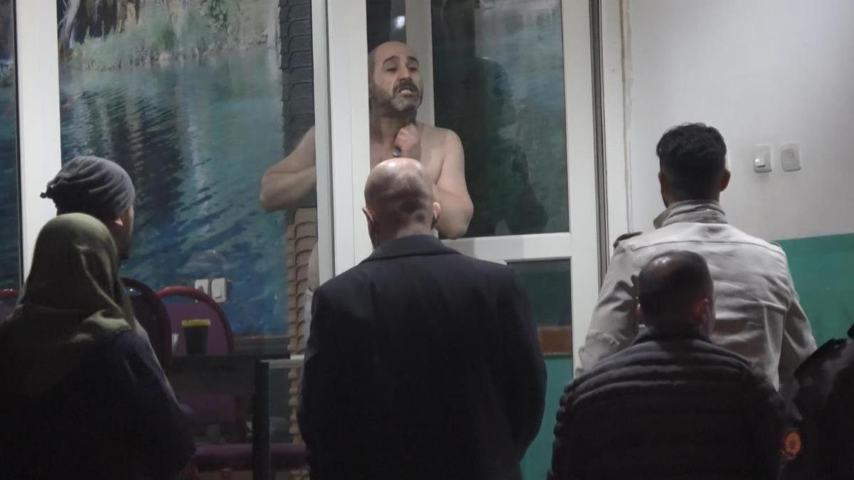 Polise bak ekti, girdii kahvede 9 kiiyi alkoydu