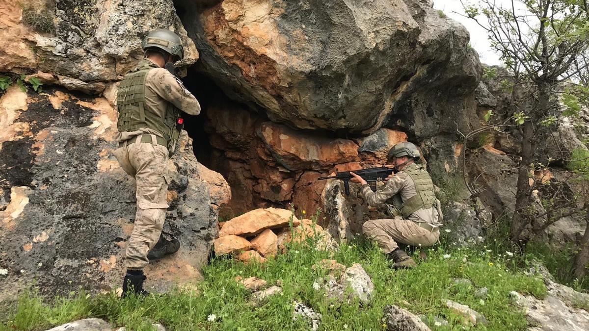 Komandolar ''girilemez'' denilen blgede! PKK'nn szde sorumlularnn kulland maara ele geirildi