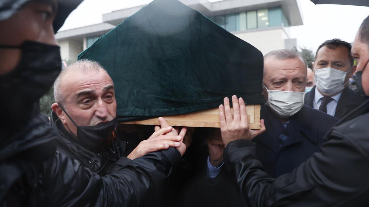 Cumhurbakan Erdoan, Eski Galatasaray Kulb Bakan Mustafa Cengiz'in cenaze trenine katld