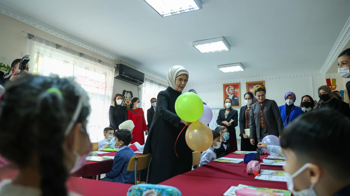 Emine Erdoan, Trkmen-Trk Okulunu ziyaret etti: Okula 5 bin kitap hediye edildi