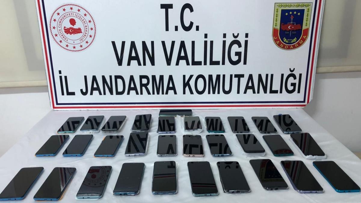 Van'da jandarma ekiplerince gmrk kaa 31 cep telefonu yakaland