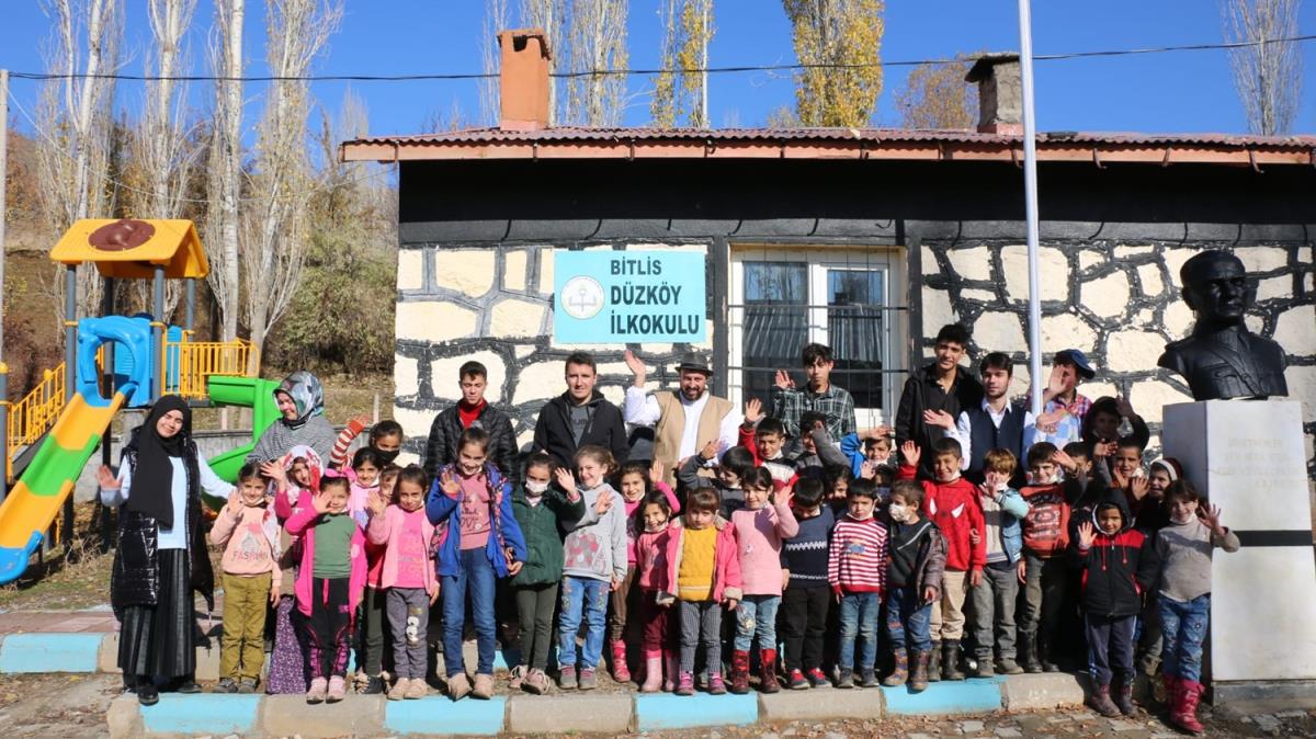 Bitlis Belediyesinin tiyatro ekibi minikleri tiyatro ile tantryor