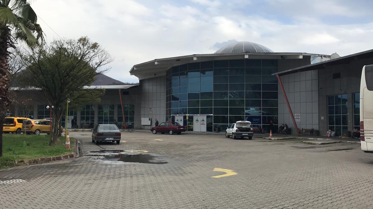 iddetli rzgar nedeniyle Zonguldak'ta otobs terminalinin asma tavan kt