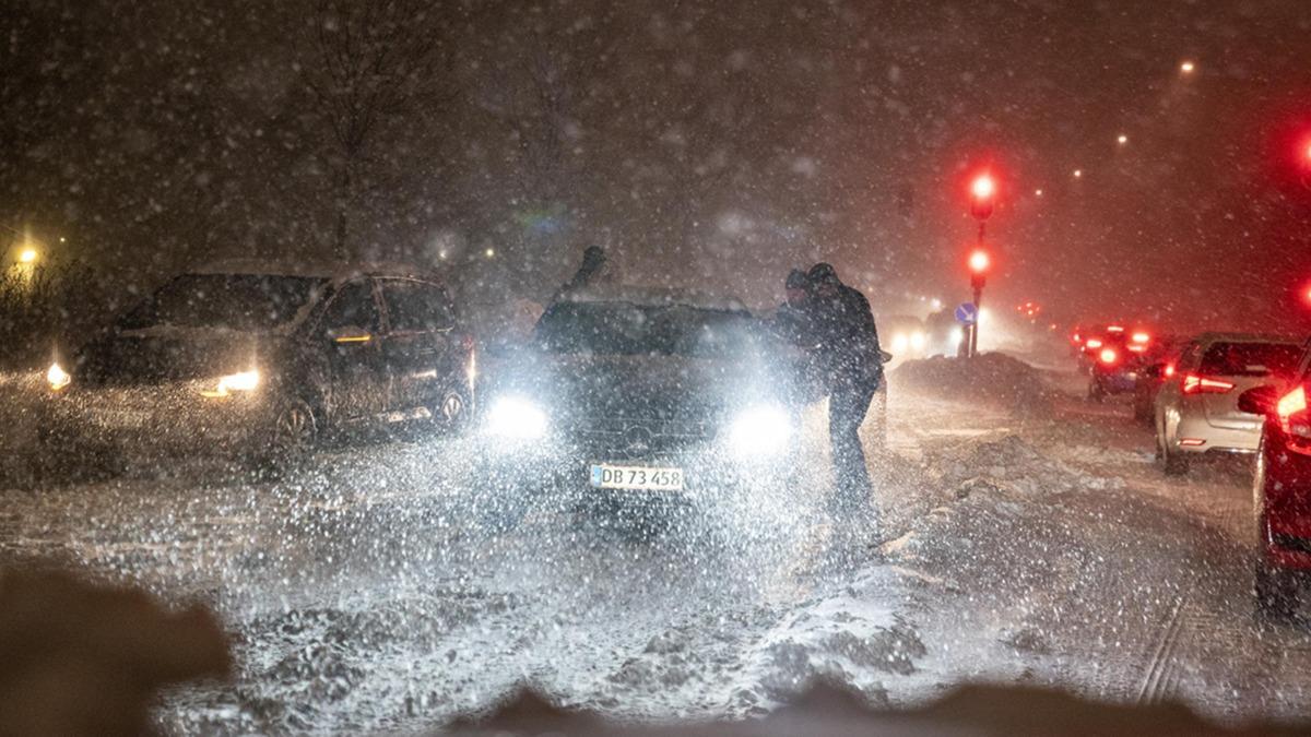 Danimarka'da kar frtnas nedeniyle mteriler geceyi maazada geirdi