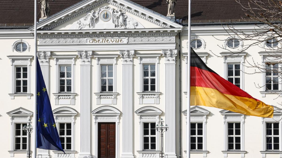 Cumhurbakan Steinmeier bizzat takdim etti! Almanya'da 3 Trk'e liyakat nian