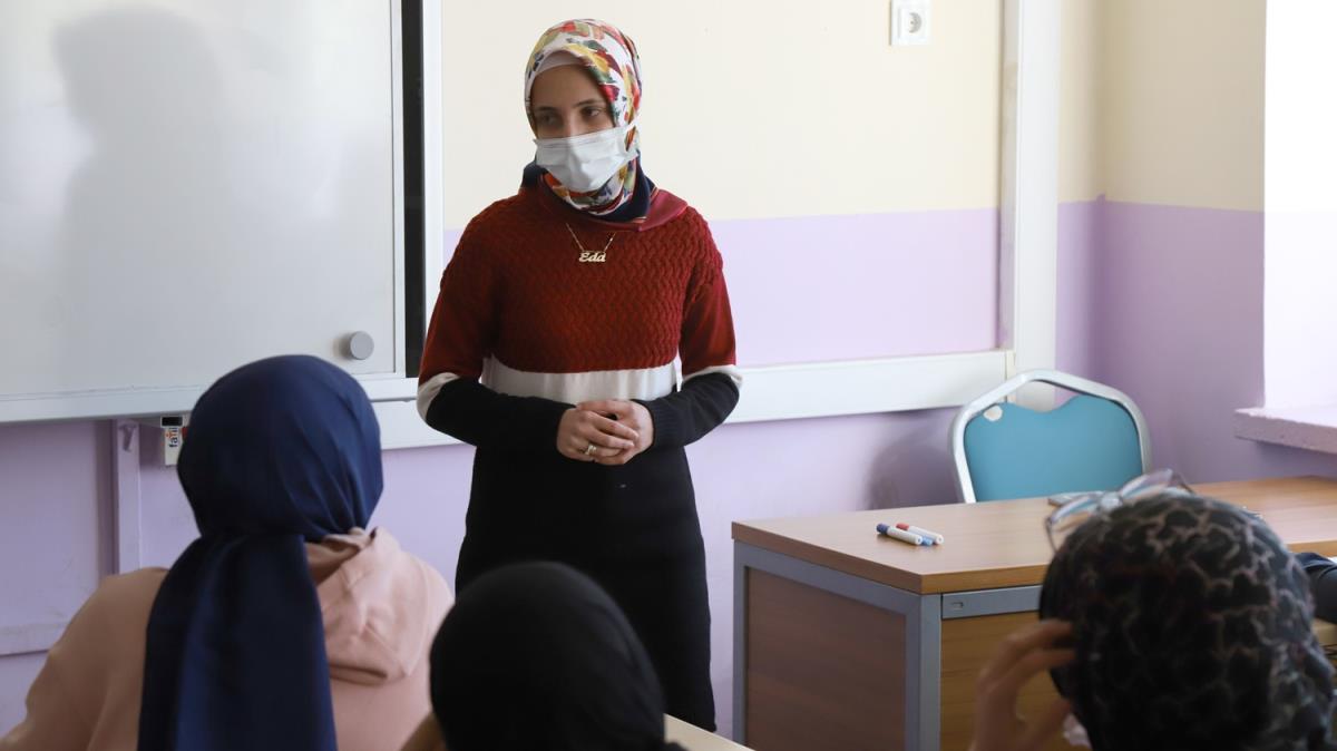 Grme yetisini yzde 90 kaybeden retmen azmi ve meslek akyla rencilere rehber oluyor