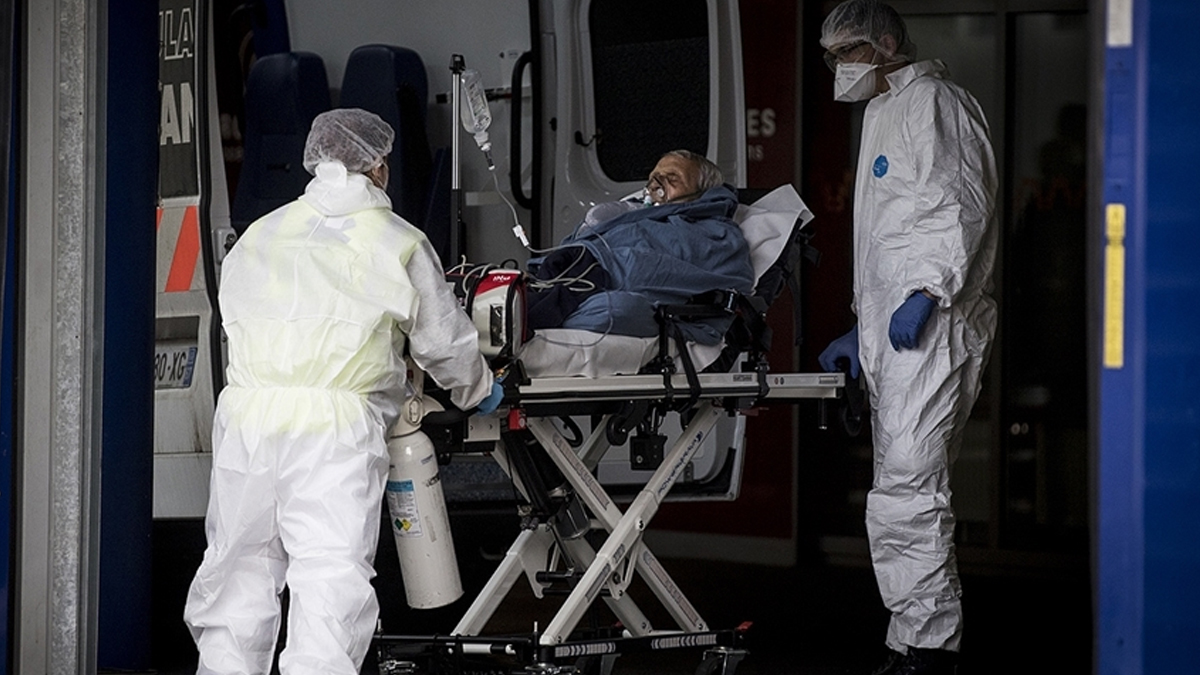 Fransa'daki koronavir�s vakalar� art�yor