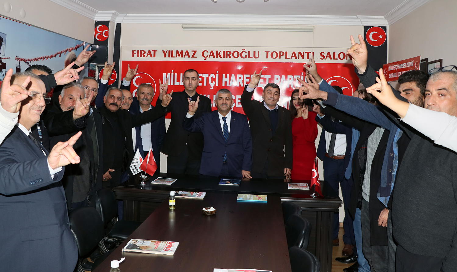 Gelecek Partisi'nden istifa edip MHP'ye ge�tiler