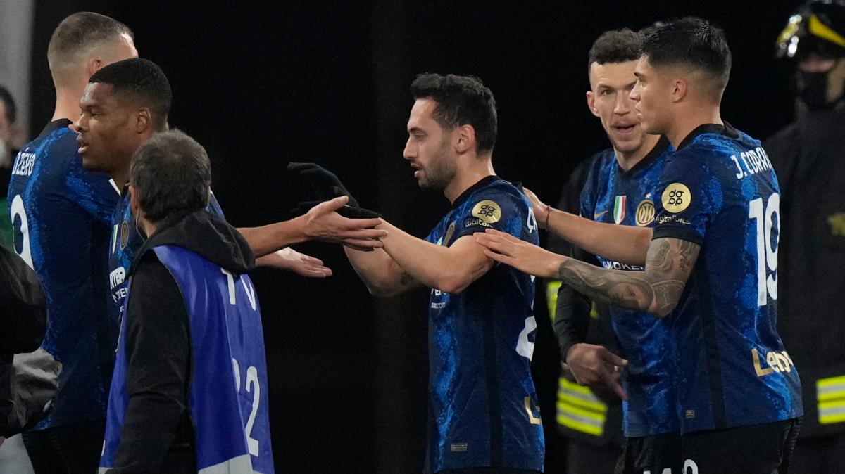 Hakan alhanolu kornerden gol att, Inter Roma'y 3-0 ile geti